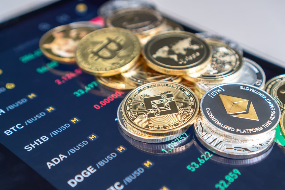 Crypto Analyst Predicts Altcoin Boom Amid Economic Downturn: “Altcoin Bull Market Has Started”