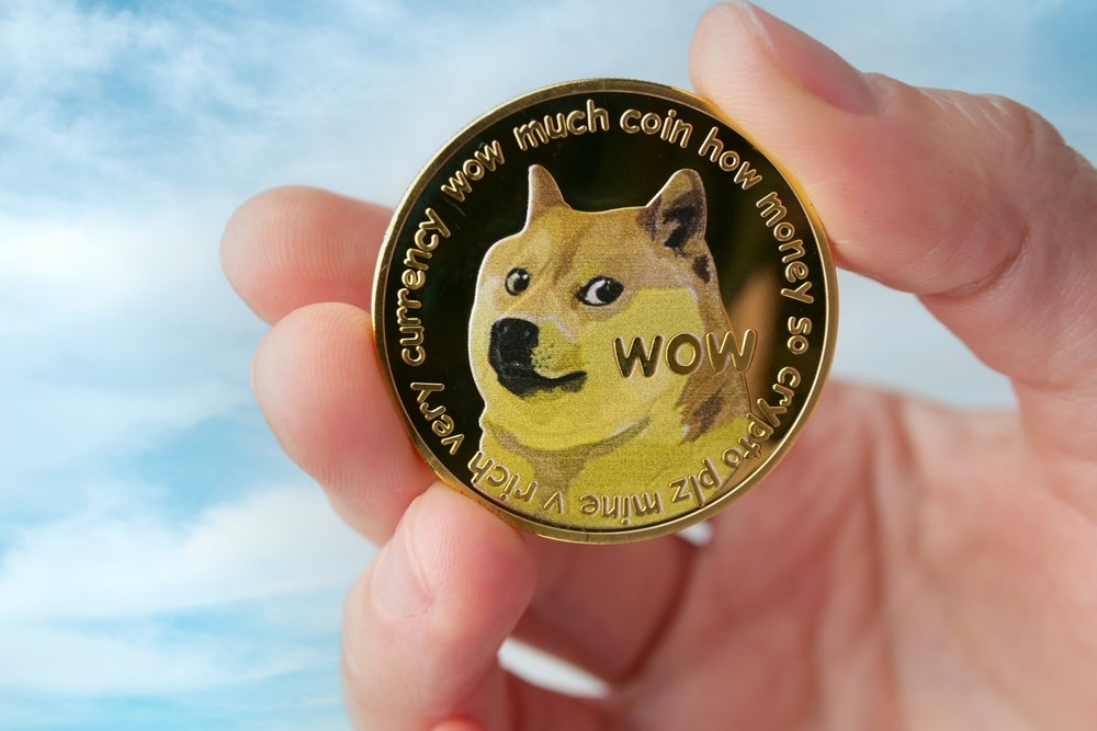 Arthur Hayes and Raoul Pal Predict Dogecoin ETF: “If People Queue for Luxury Brands, They Will Trade Meme Coins Online”