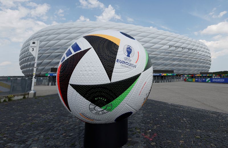 ©Reuters.  FILE PHOTO: General view of a giant replica of a soccer ball outside Munich's Football Arena ahead of Euro 2024 REUTERS/Michaela Stache/File Photo