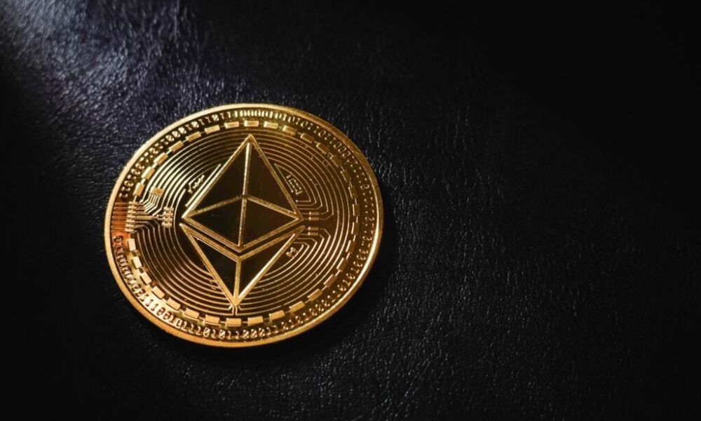 Top Crypto Analyst Sees Ethereum and Altcoin Reversal Coming: “Back Up in the Next Weeks”