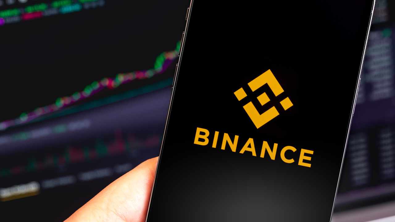 Binance warns of delisting risk for these tokens: is a price drop expected?